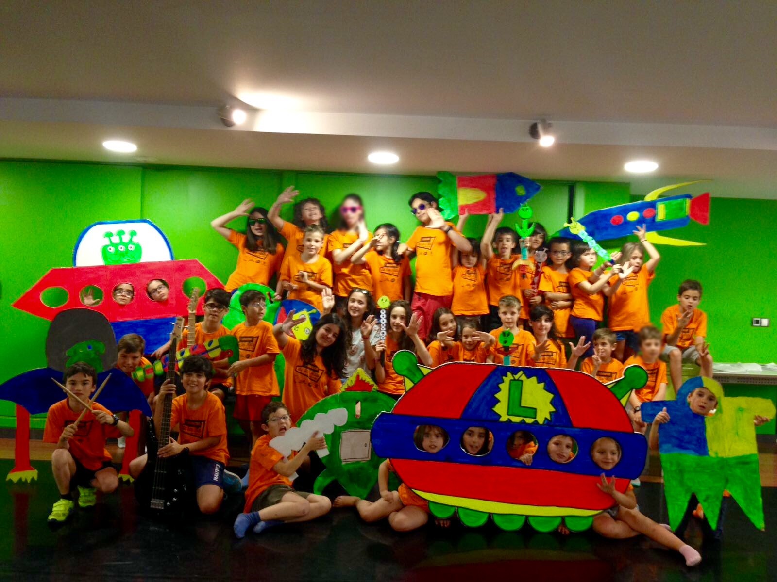foto grup cares desenfocades